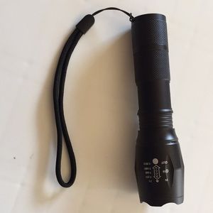 XML-T6 LED Flashlight 1000 Lumen 5-mode/zoomable